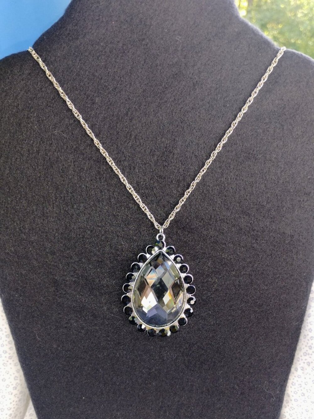 Black teardrop faceted crystal necklace.